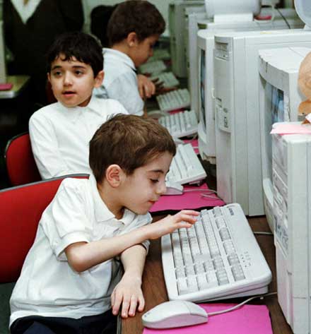 enseñanza de computadoras en una escuela primaria musulmana
