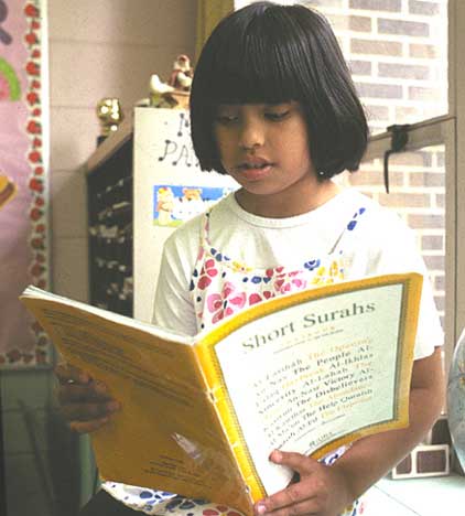 niña leyendo en inglés